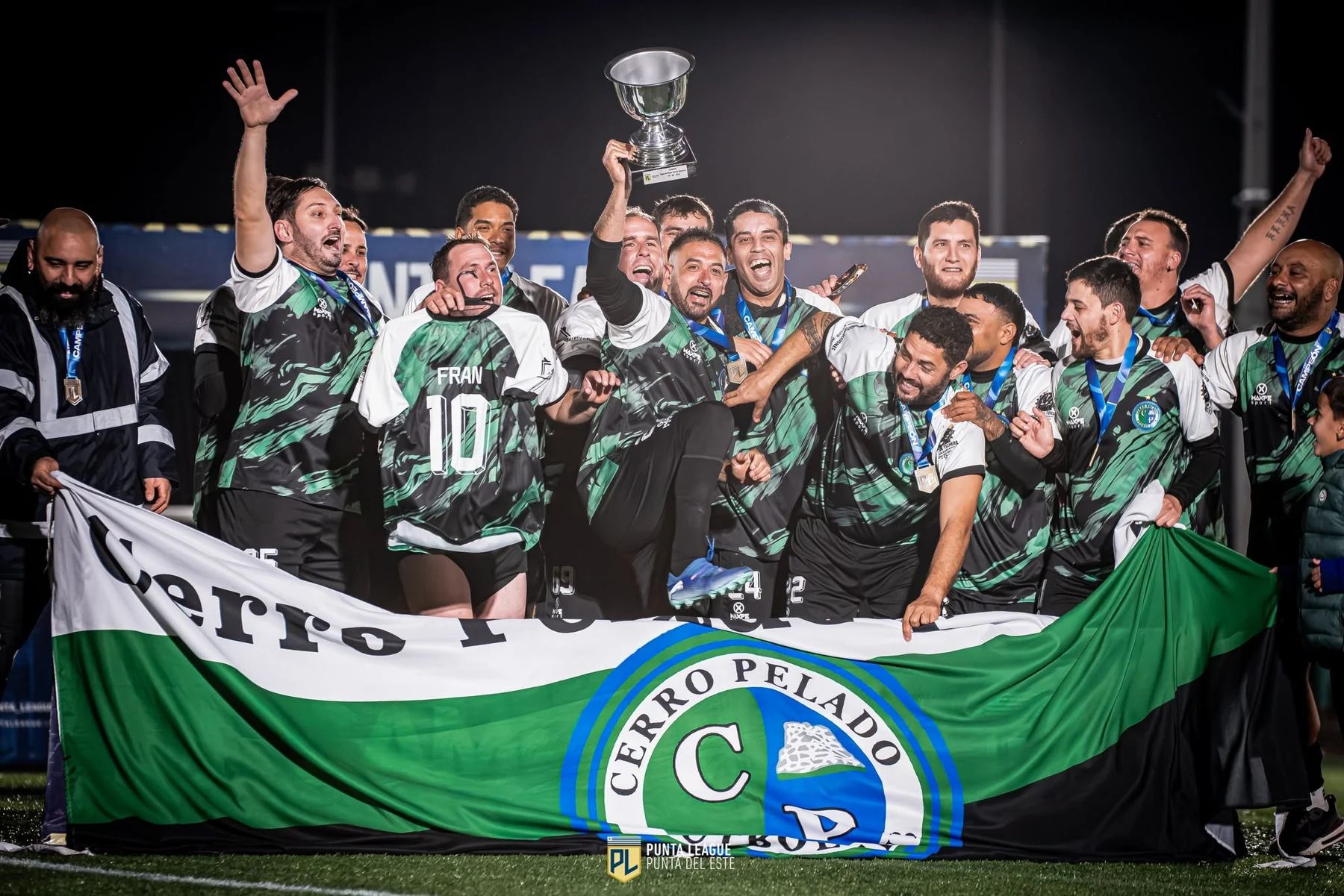 Jugadores de Punta League levantando la copa