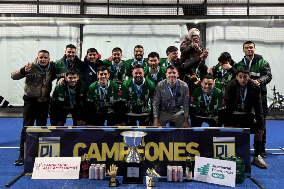 Equipo campeón con sus medallas y el trofeo de Punta League